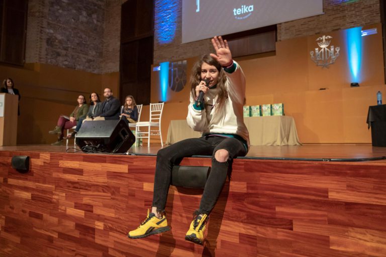 Sara Socas en la presentación del álbum de cromos Juegan ellas, ganamos todos