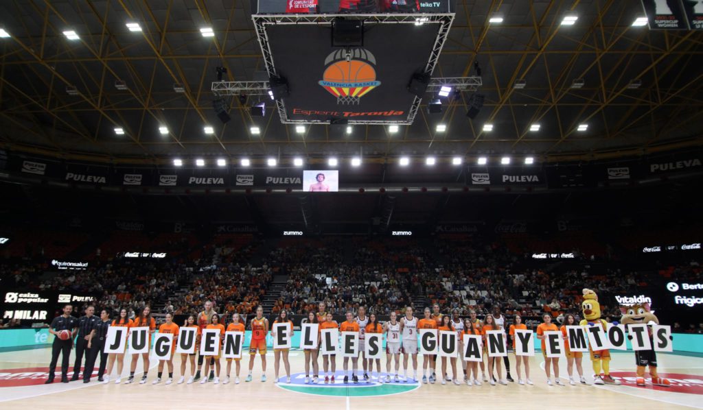 las jugadoras del valencia basket en la fonteta con 'juegan ellas, ganamos todos' de teika