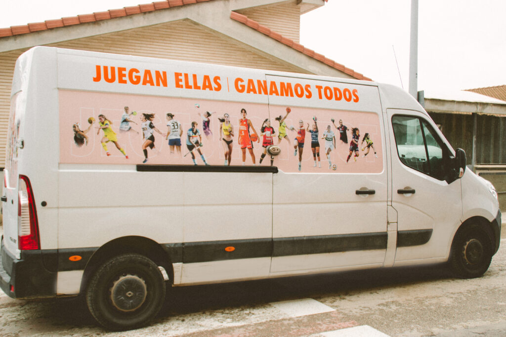 Furgonetas de Teika circulando por Valencia con las jugadoras