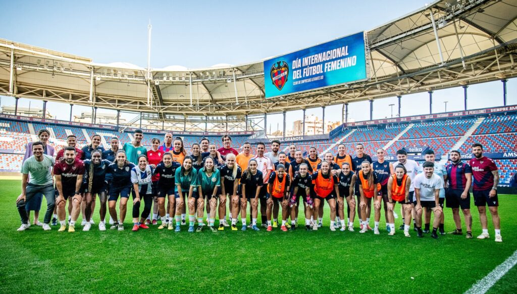 Teika entrena junto a las jugadoras del Levante UD por el Dia internacional del Fútbol Femenino