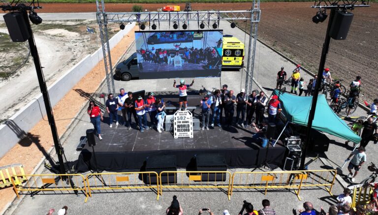 La ultrafondista consiguió batir el primer récord mundial de 24h pedaleando