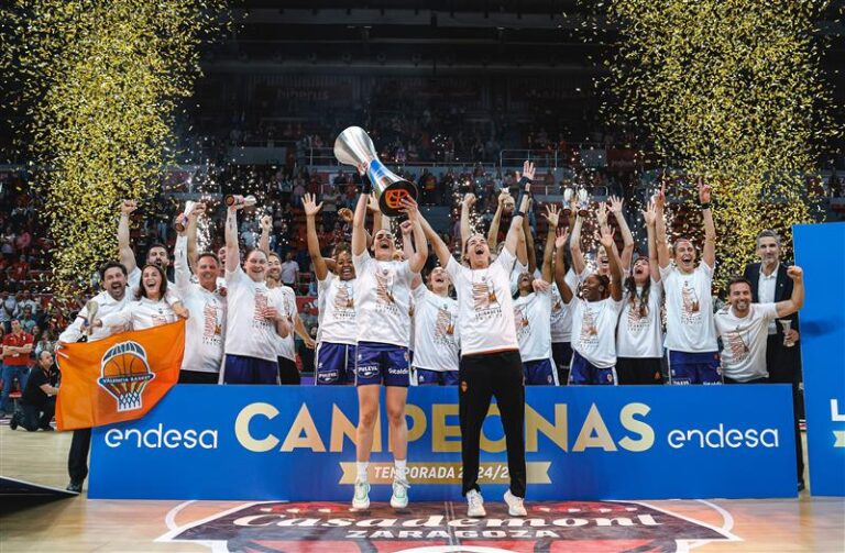 Las jugadoras del Valencia Basket femenino se han proclamado campeonas de la Liga Femenina. Este es el tercer título liguero consecutivo para las taronja y el noveno en cinco años.