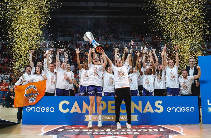 Las jugadoras del Valencia Basket femenino se han proclamado campeonas de la Liga Femenina. Este es el tercer título liguero consecutivo para las taronja y el noveno en cinco años.
