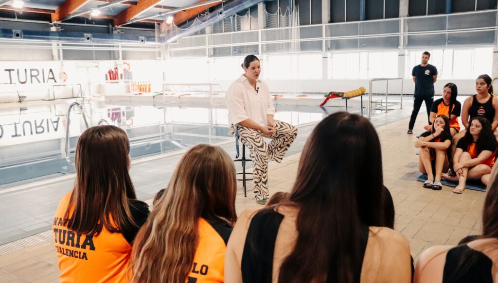 Paula Leitón comparte una agradable charla con las jugadoras de Waterpolo Turia