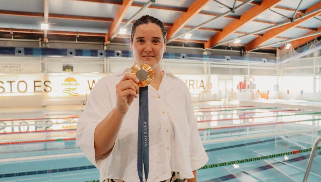 Paula Leitón en las instalaciones del club Waterpolo Turia con su oro olímpico