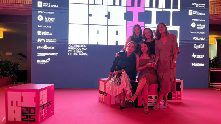 El equipo de Marketing de Teika con su estatuilla a finalistas en marketing social