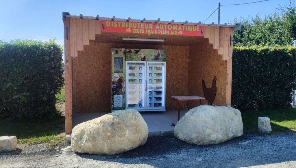 Máquina de vending de huevos frescos en una granja de gallinas
