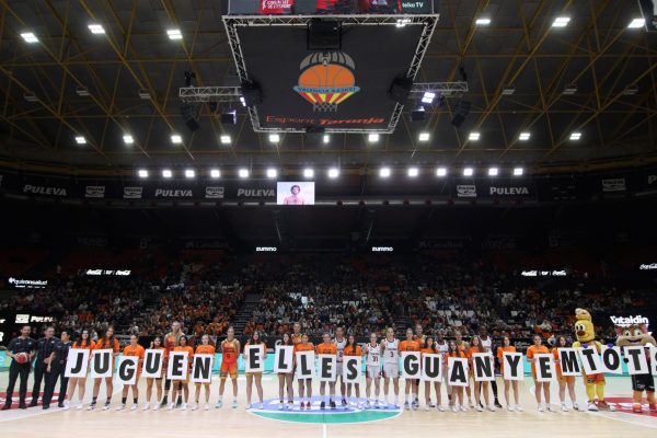 las jugadoras del valencia basket en la fonteta con 'juegan ellas, ganamos todos' de teika