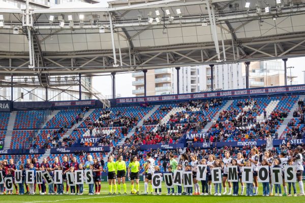 'Juguen elles, guanyem tots' Derbi Teika